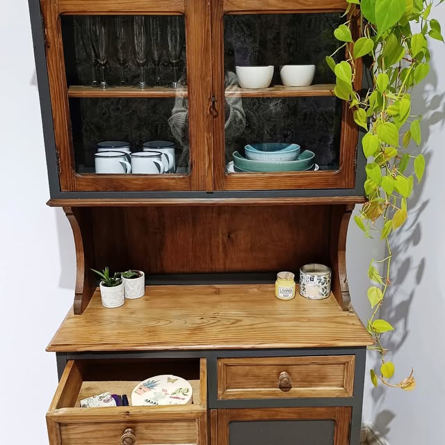 Alacena de madera del perfil de ZedemZen, con vajilla, cajones y plantas