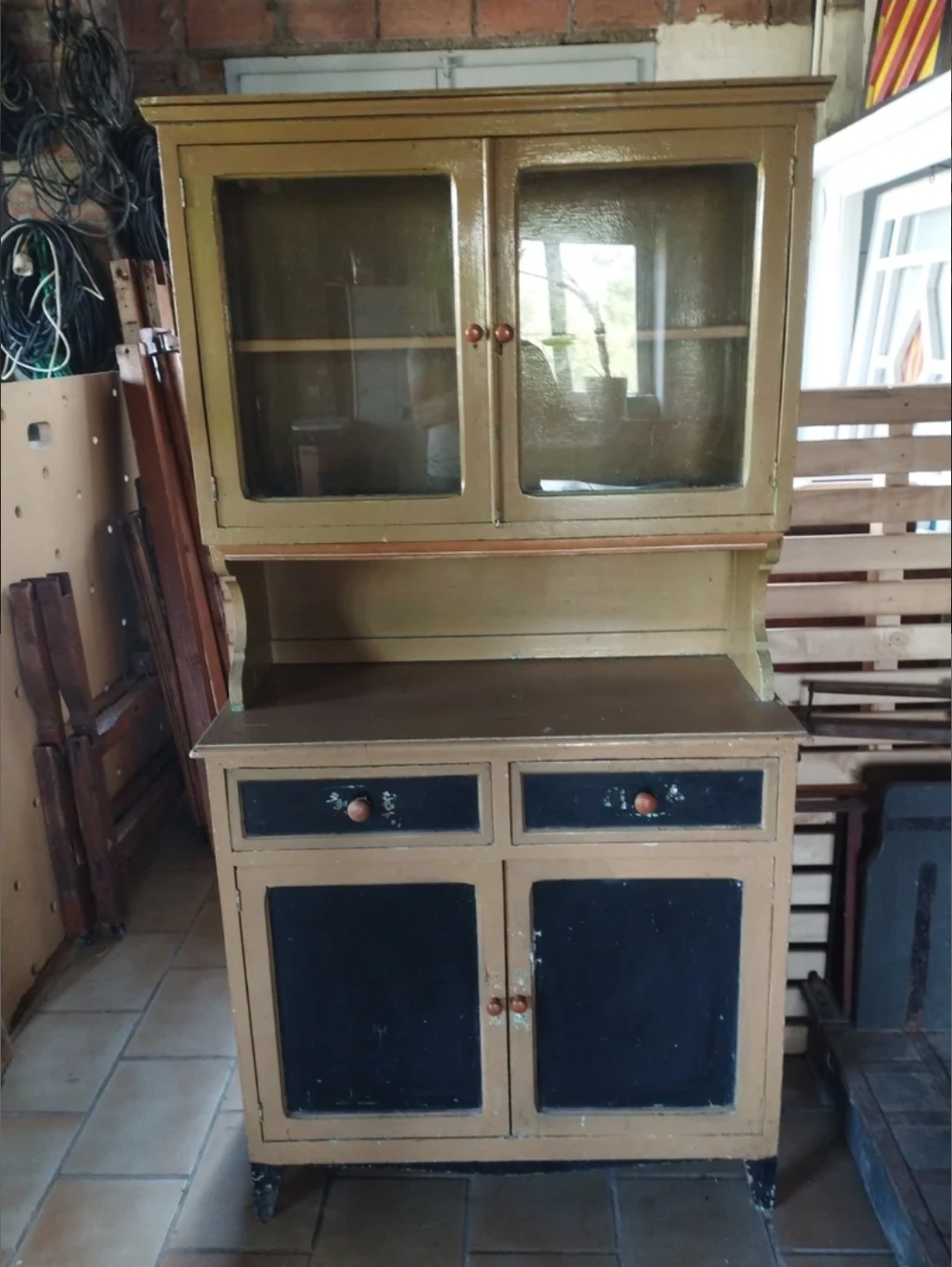 Mueble antiguo antes de la restauración