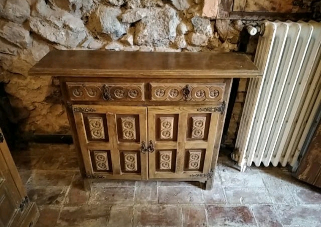 Mueble de madera antes de la restauración